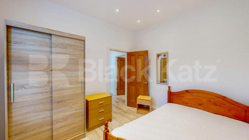 Elegant & Expansive Six Bed 4 Bath Residence with Private Garden in Holloway Mayton Street, Holloway